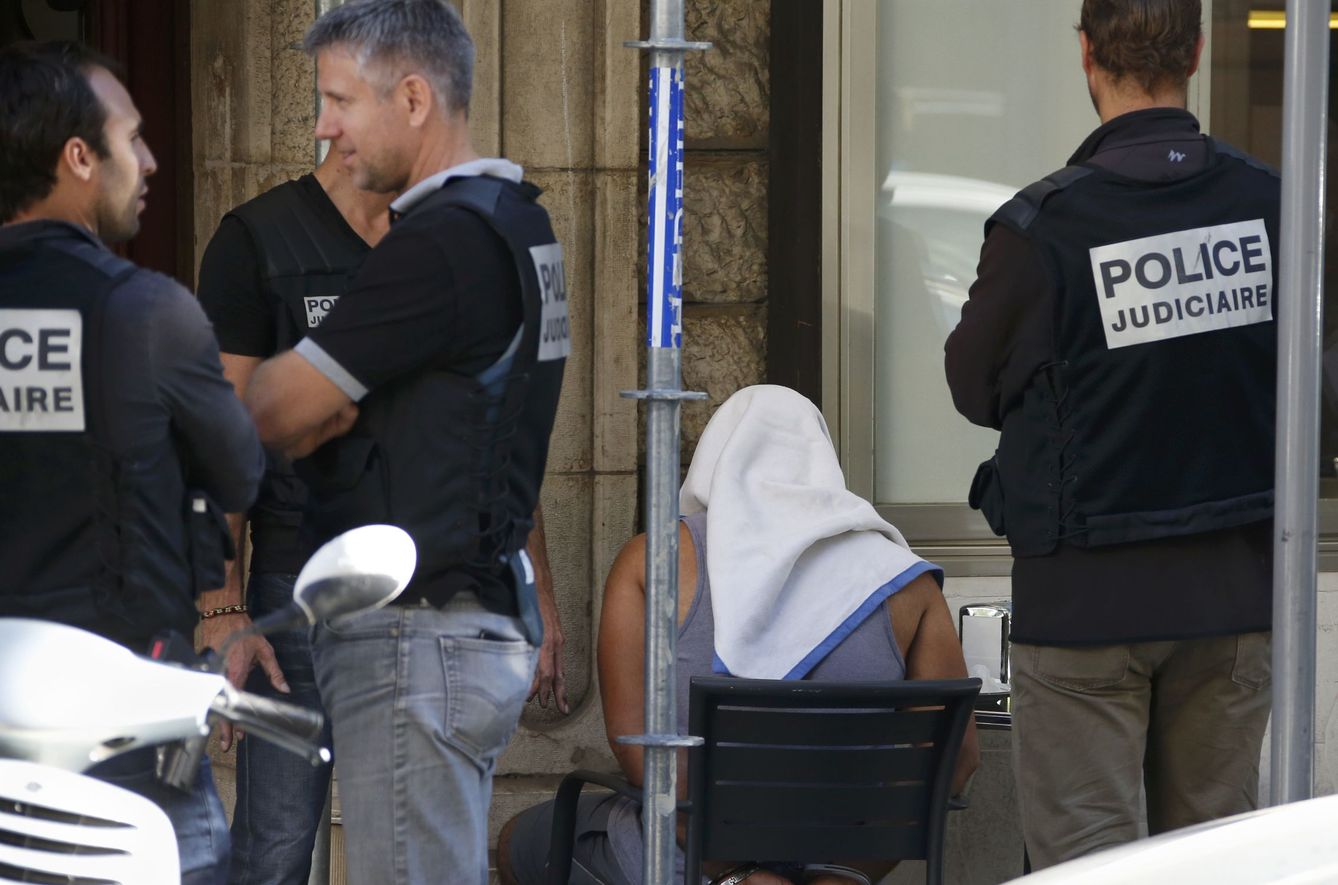 Un hombre, detenido en el marco de la investigación de la policía francesa del atentado de Niza. (Reuters)