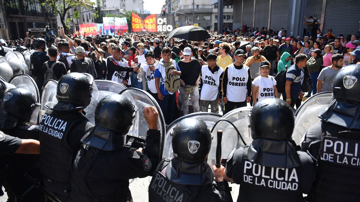 "El que corte las calles no cobra": Milei saca mano dura para enfrentarse a un periodo de protestas masivas