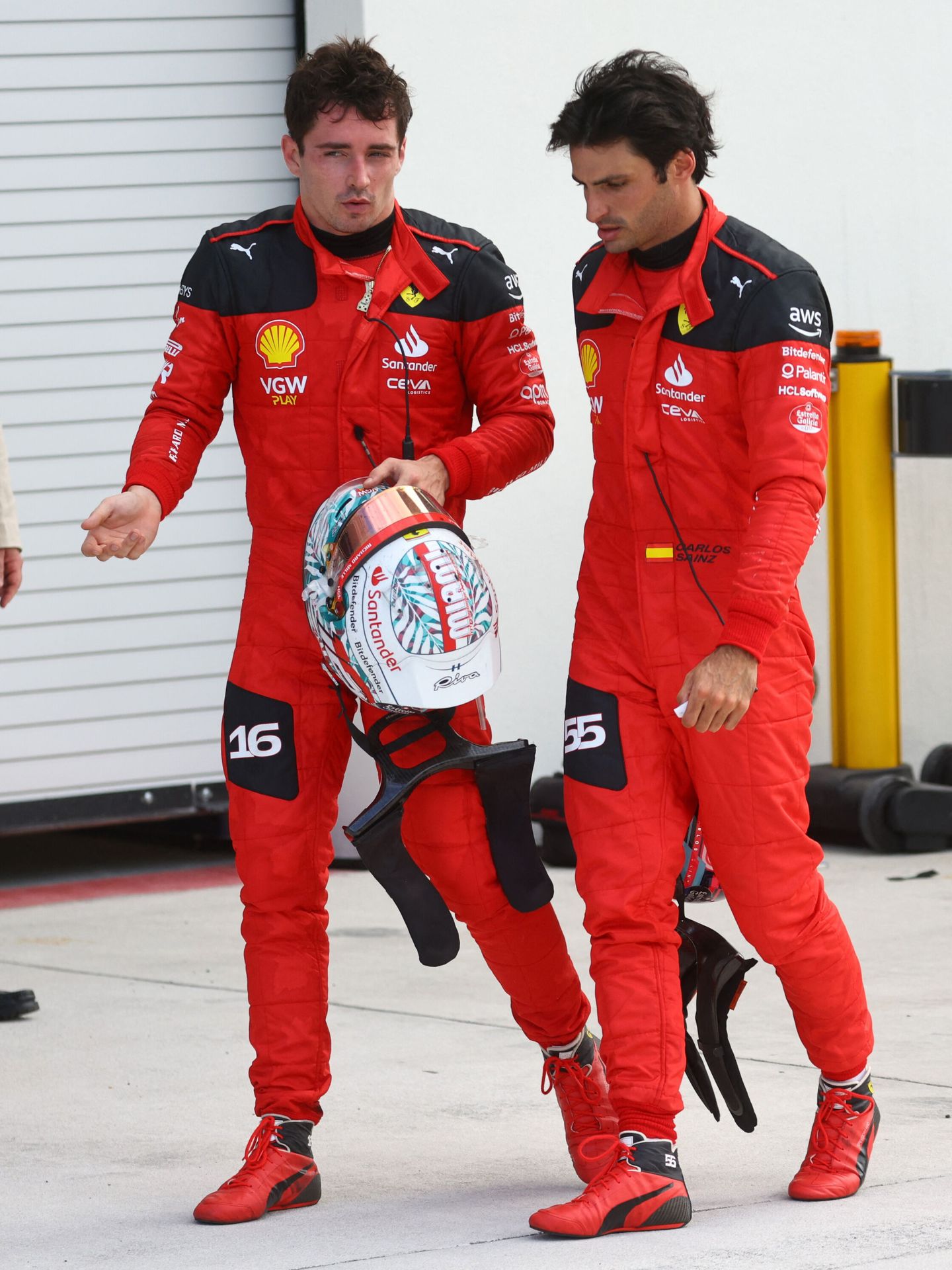 Las diferencias entre Charles leclerc y Carlos Sainz no justifican un estatus superior del monegasco sobre el madrileño en Ferrari (REUTERS/ Mike Segar)