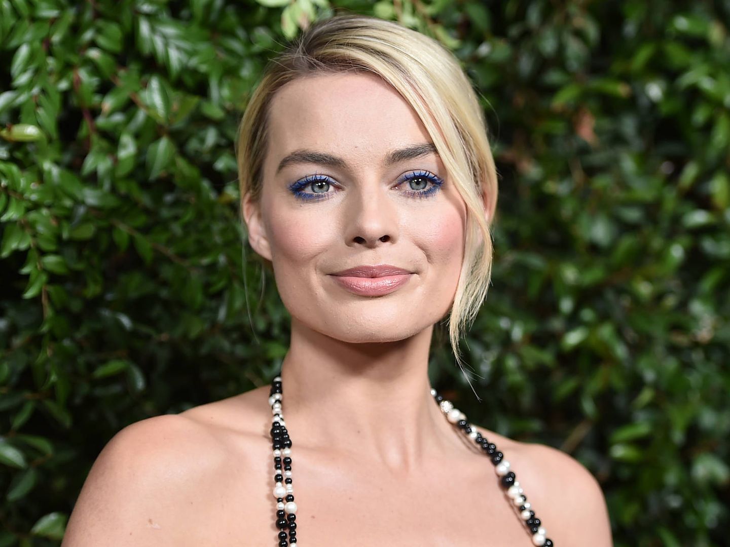 Margot Robbie, con maquillaje de sombras azules en la fiesta pre-Oscar de Chanel de 2020. (Getty)