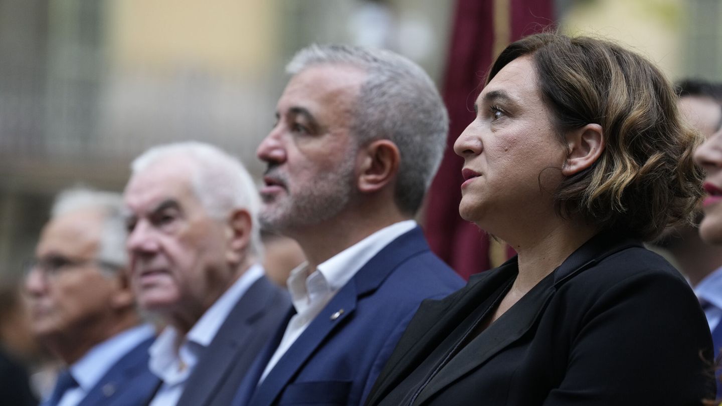 De izquierda a derecha, Ernest Maragall (ERC), Jaume Collboni (PSC) y Ada Colau.  (EFE/Alejandro García)