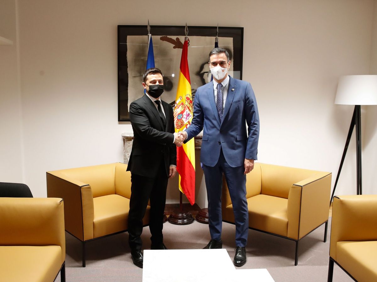 Foto: El jefe del Gobierno español, Pedro Sánchez (d), durante una reunión con el presidente de Ucrania, Volodimir Zelenski (i). (EFE/Moncloa)