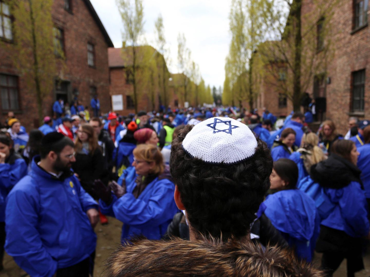 Un grupo de personas en Auschwitz para participar en la 'Marcha de los vivos'. (Reuters) 