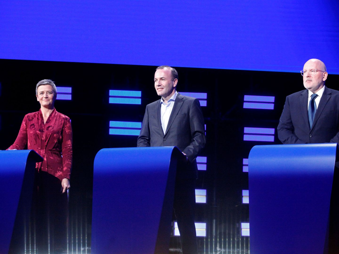 Vestager (d), Weber (c) y Timmermans (i), durante un debate de las elecciones europeas. (Reuters)