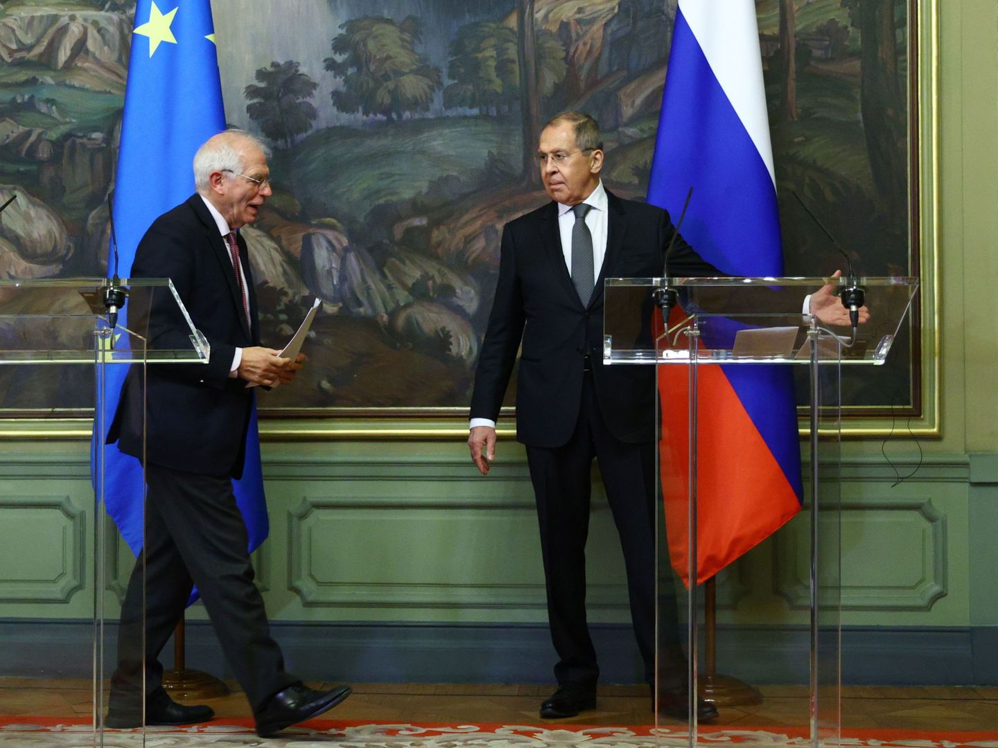 Josep Borrell, alto representante de la Unión para Política Exterior y de Seguridad, junto al ministro ruso de Exteriores, en Moscú. (EFE)
