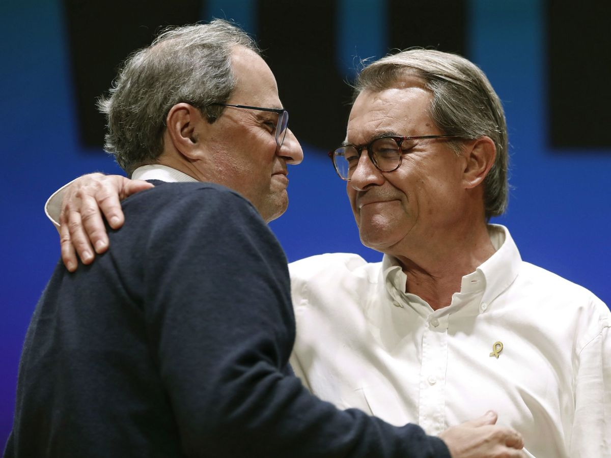 Foto: El expresidente de la Generalitat, Artur Mas se abraza al presidente Quim Torra. (EFE)