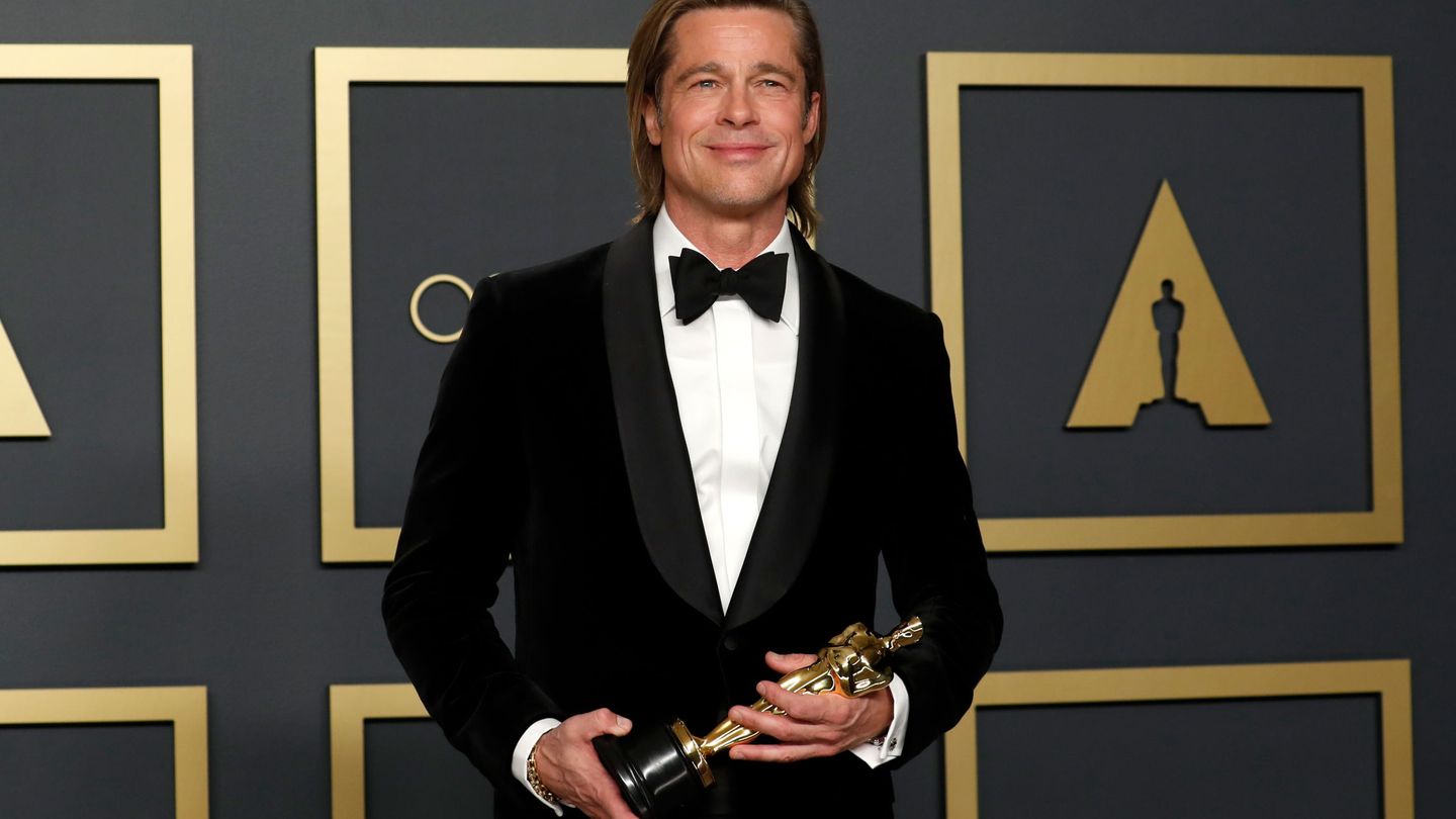 Brad Pitt posa con su Oscar. (Reuters)