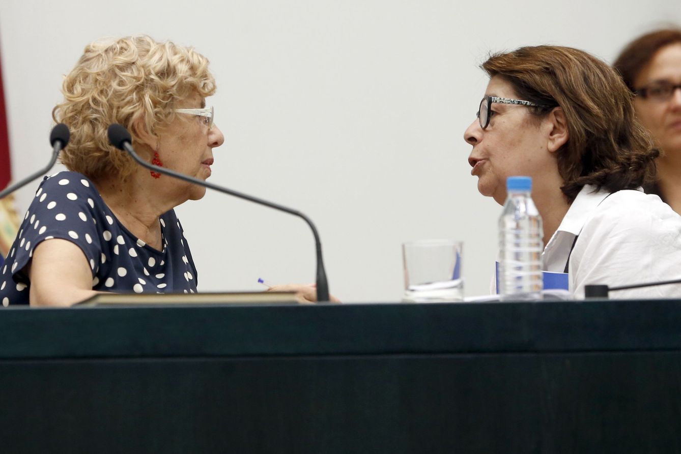 La alcaldesa de Madrid, Manuela Carmena, conversa con la concejala de Medio Ambiente, Inés Sabanés. (EFE)