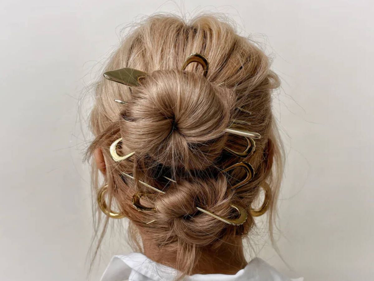 Qué accesorios de pelo se llevan este otoño: lazos 'maxi', horquillas joya,  'scrunchies' y otras tendencias para el peinado