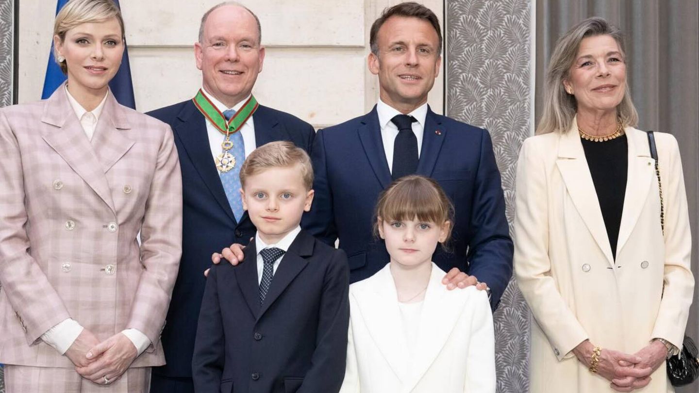 Alberto de Mónaco junto a Charlene, sus mellizos, Carolina y Macron. (Princely Palace)