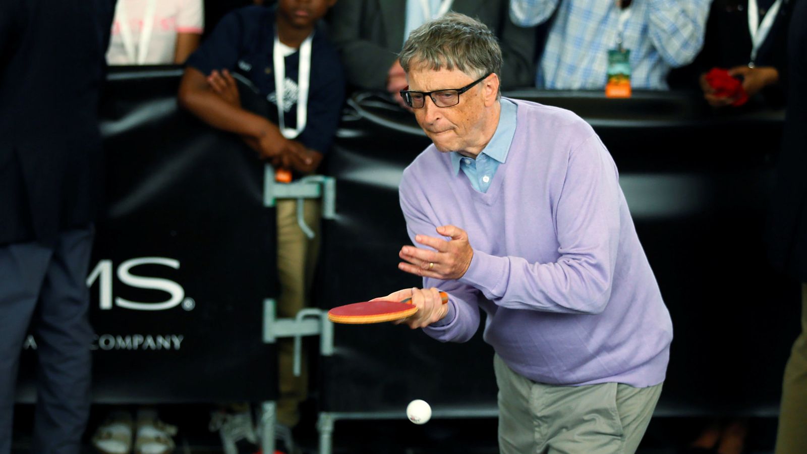 Bill Gates con una pala de pingpong. (Foto: Reuters)