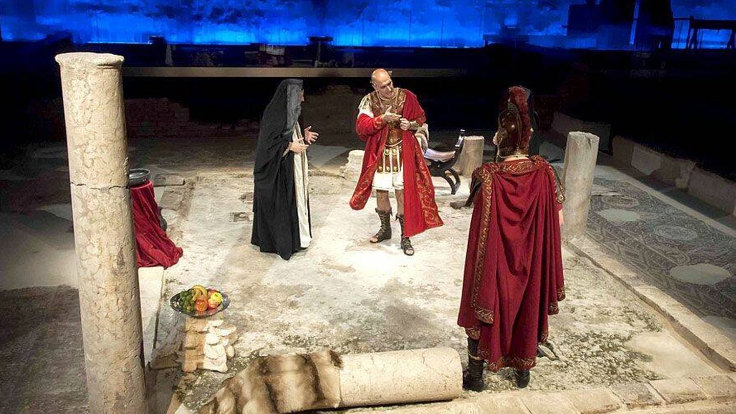 Un momento del montaje de la obra de teatro 'Poncio Pilato', que se representa sobre el mosaico romano de Antiquarivm.