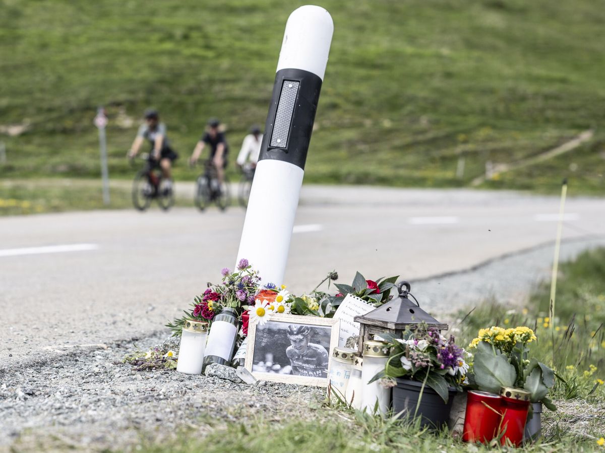 Foto: Flores y fotografías en honor a un ciclista fallecido en imagen de archivo. (EFE/Epa Mayk) 