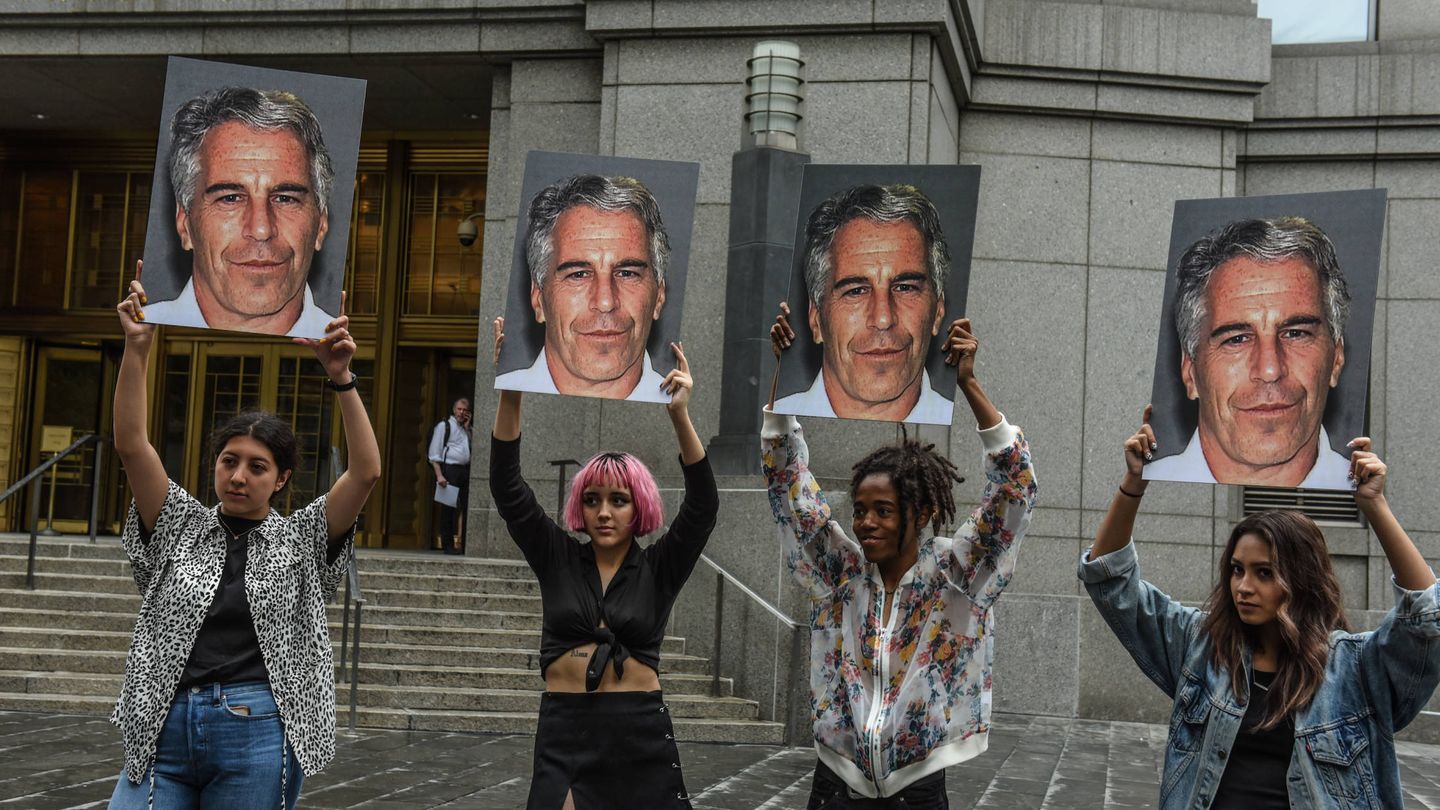  Protestas contra Jeffrey Epstein durante su juicio en NY. (Getty)