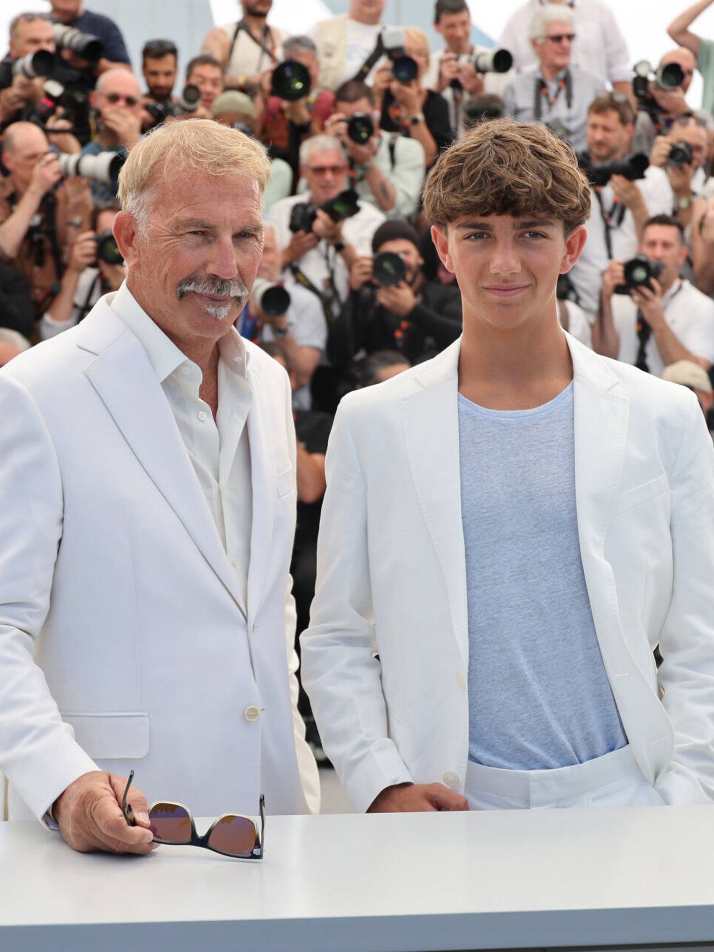 Kevin Costner y su hijo, Hayes Logan en Cannes. (Gtres)