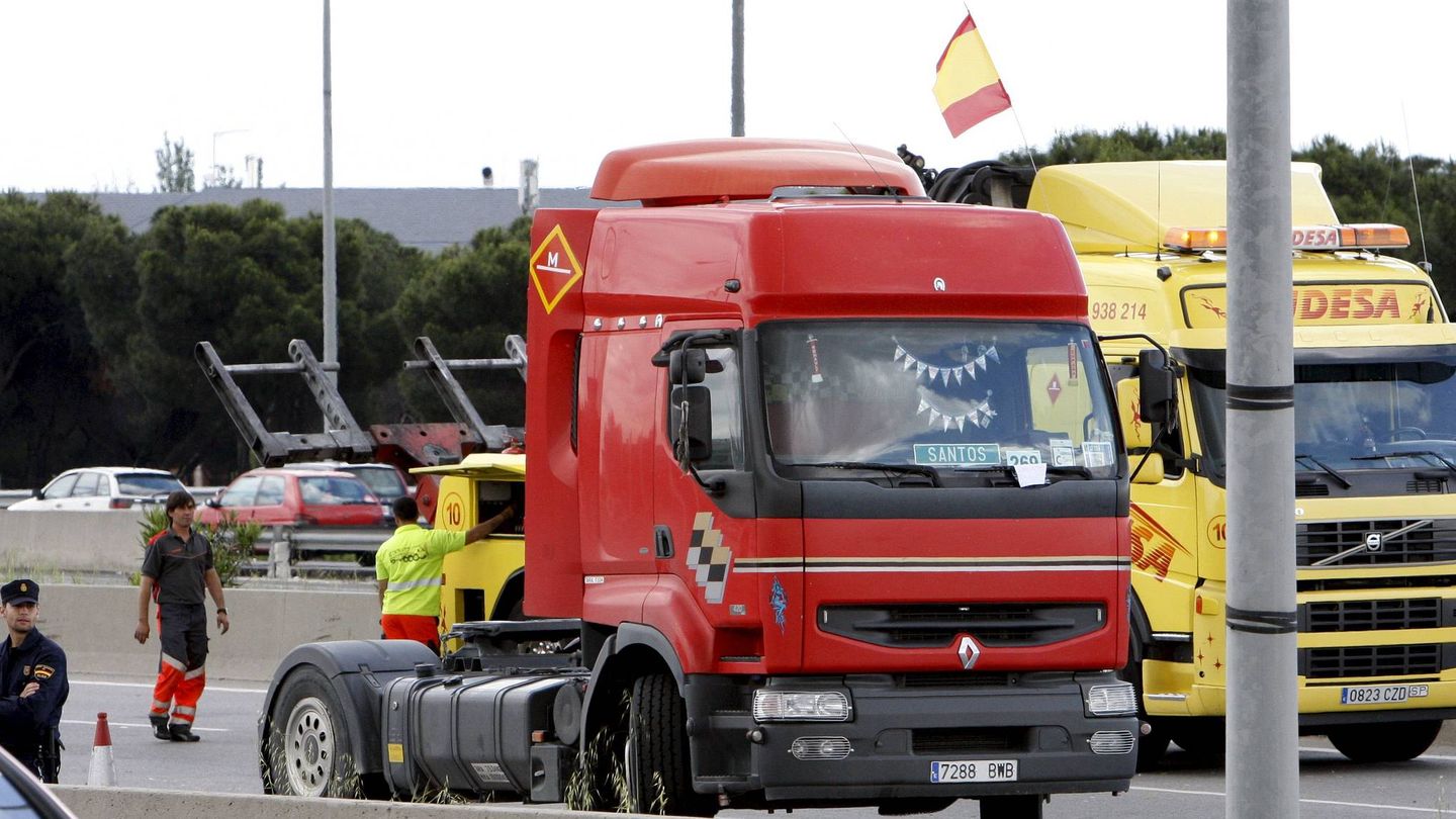 Foto de archivo de camiones en la la A-1, en sentido Madrid. (EFE)