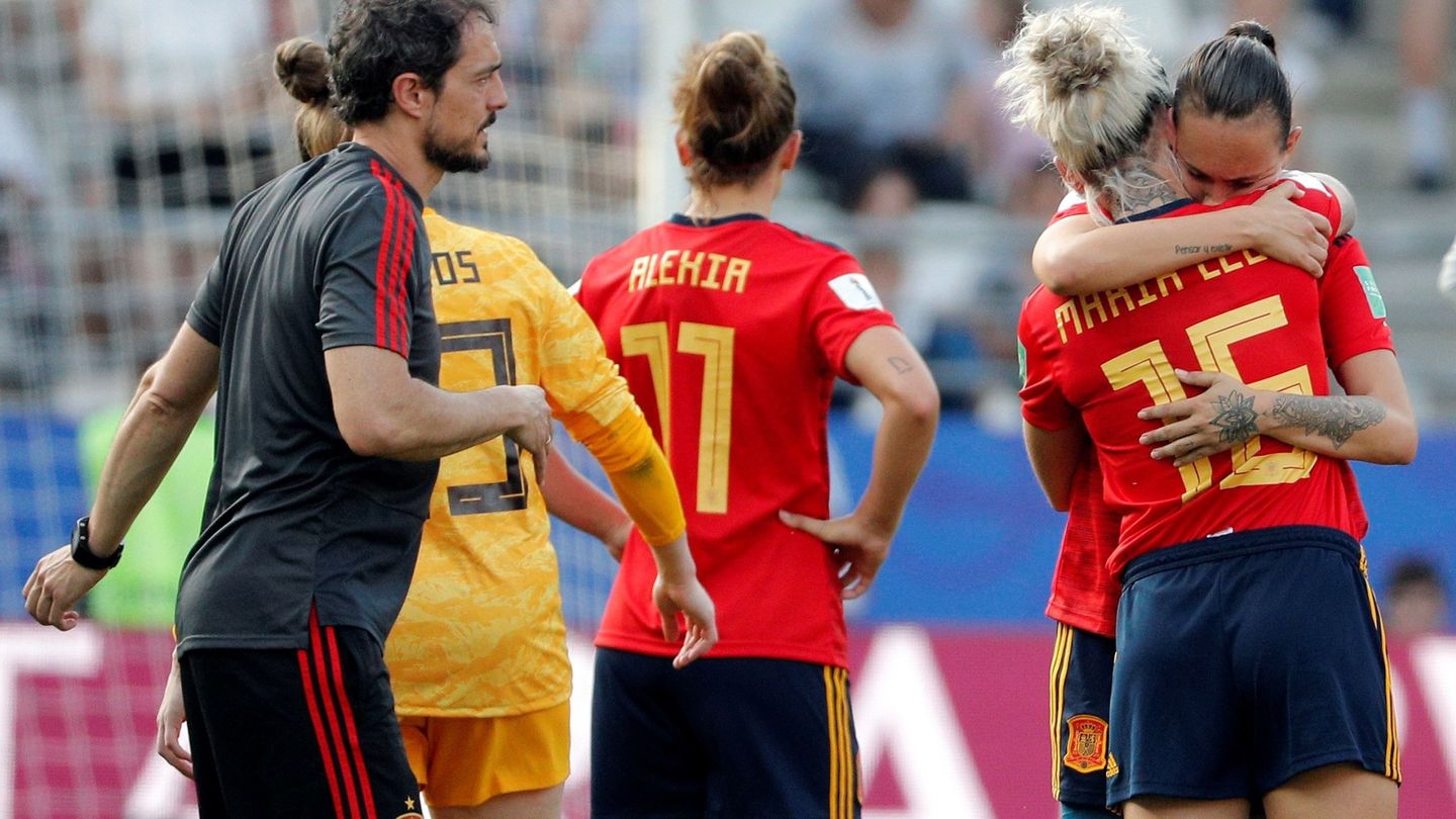 Las jugadoras de la selección española se abrazan al finalizar el partido. (EFE)