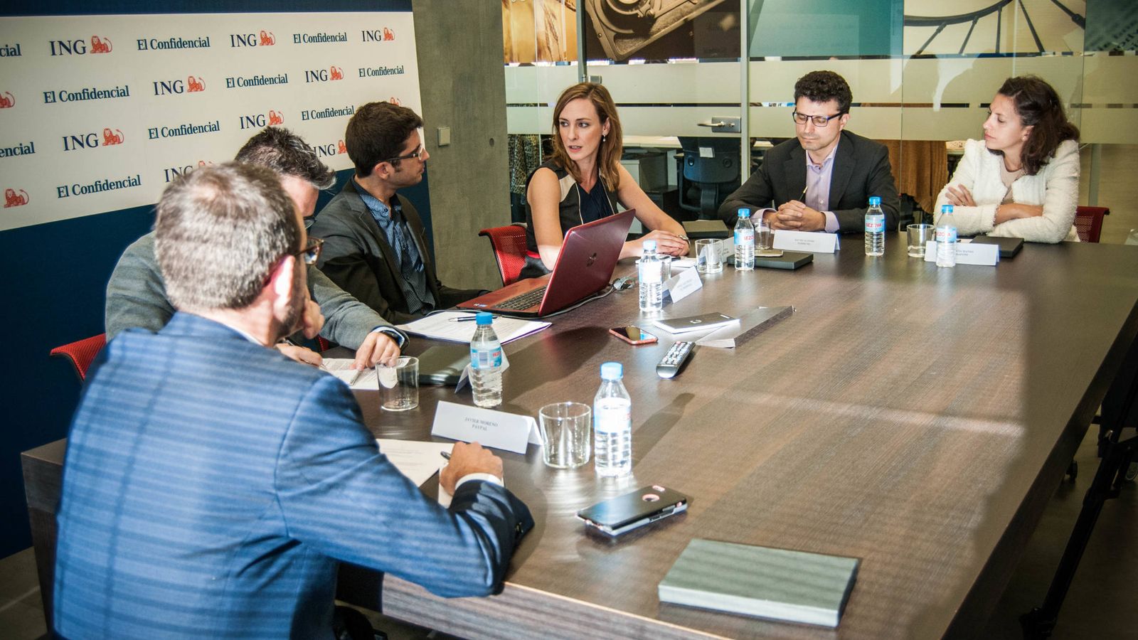 Foto: Un momento de la mesa redonda 'El futuro y la innovación de los medios de pago', organizada por El Confidencial e ING Direct España. (Foto: Carmen Castellón)