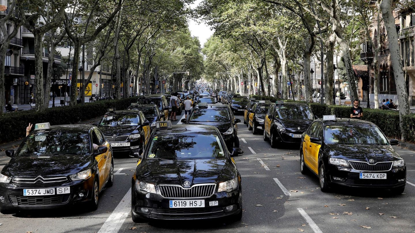 Imagen de la huelga de 2018 en Barcelona contra Uber y Cabify. (EFE)