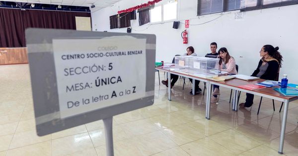 Foto: Mesa electoral en Moratalla durante las elecciones generales del 28A. (Efe)