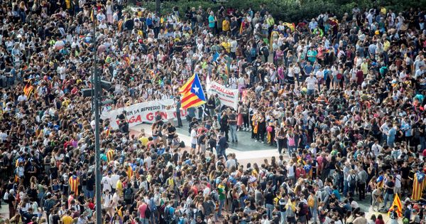 Foto: Miles de personas se concentran en la plaza de Cataluña de Barcelona. (EFE)