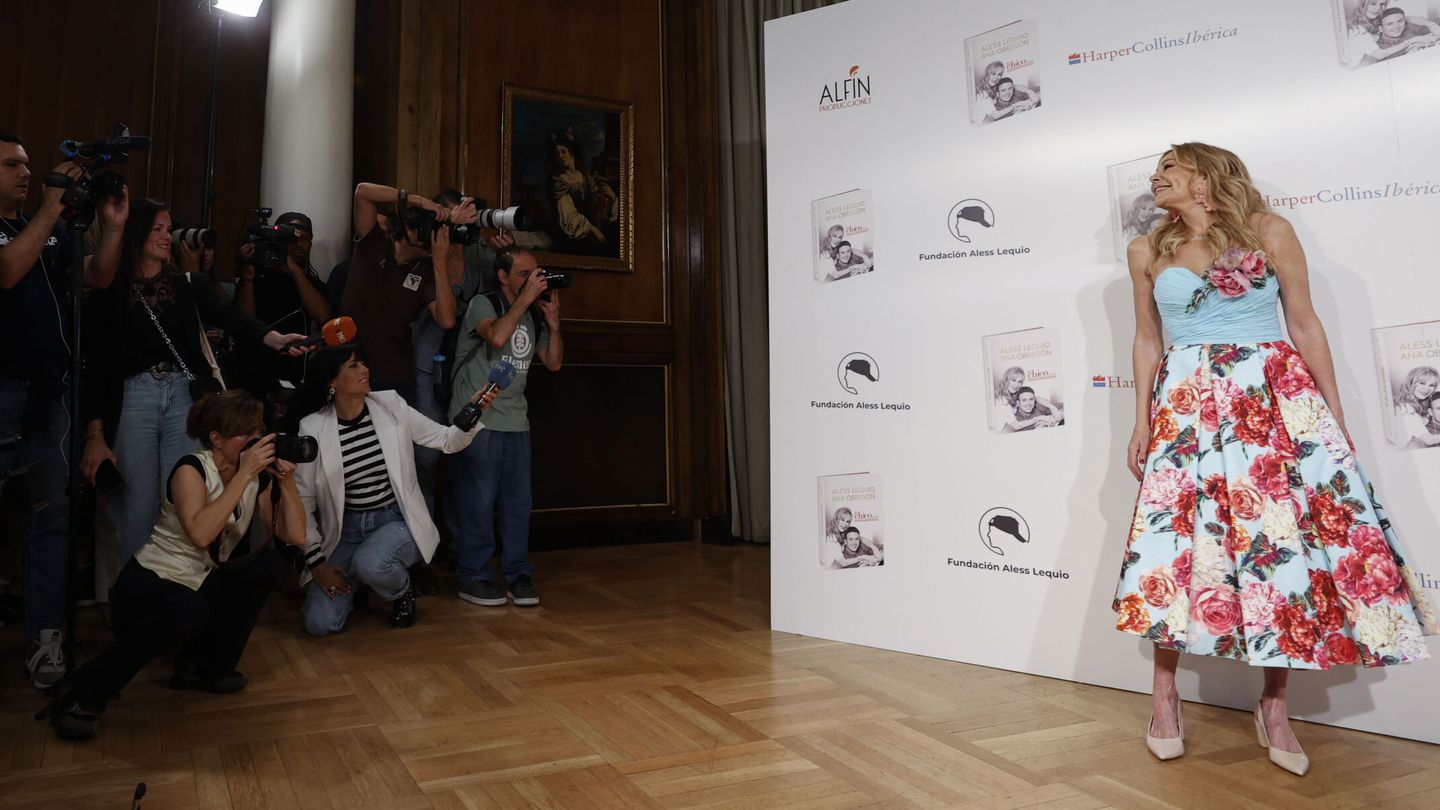 Ana Obregón presentó a los medios 'El chico de las musarañas', rodeada de decenas de periodistas. (EFE/Javier Lizón)