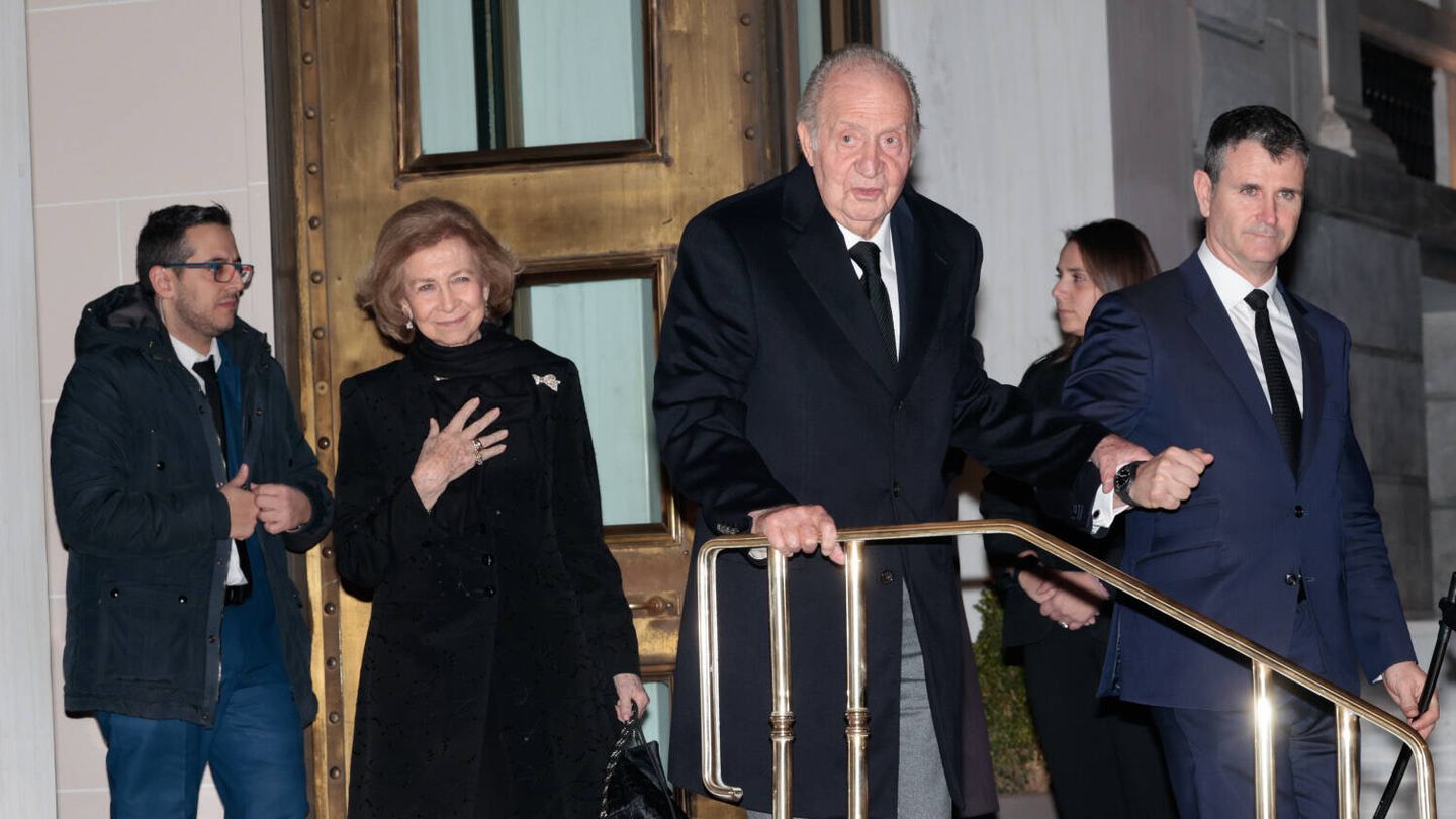 Doña Sofía y don Juan Carlos salen juntos a cenar en Atenas junto al resto de la familia. (Gtres)