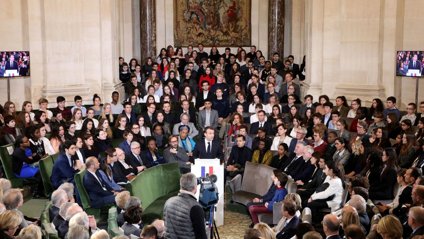 Macron presenta su plan ante miembros de la Academia Francesa y otros invitados en el Día Internacional de la Francofonía, el 20 de marzo de 2018. (Reuters)