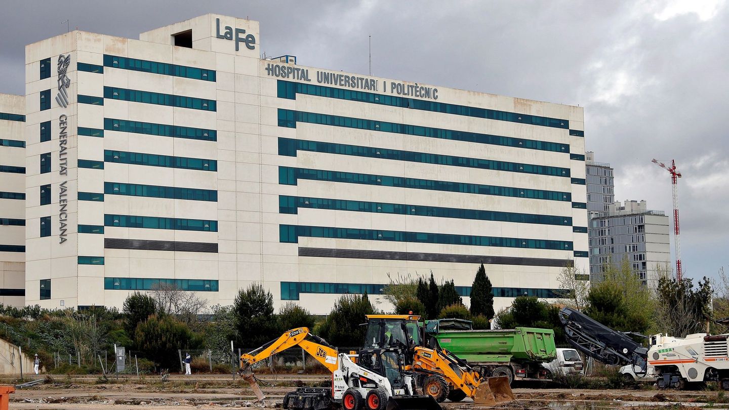Inmediaciones del Hospital La Fe de Valencia, donde se está adecuando el terreno para montar un hospital de campaña. (EFE)
