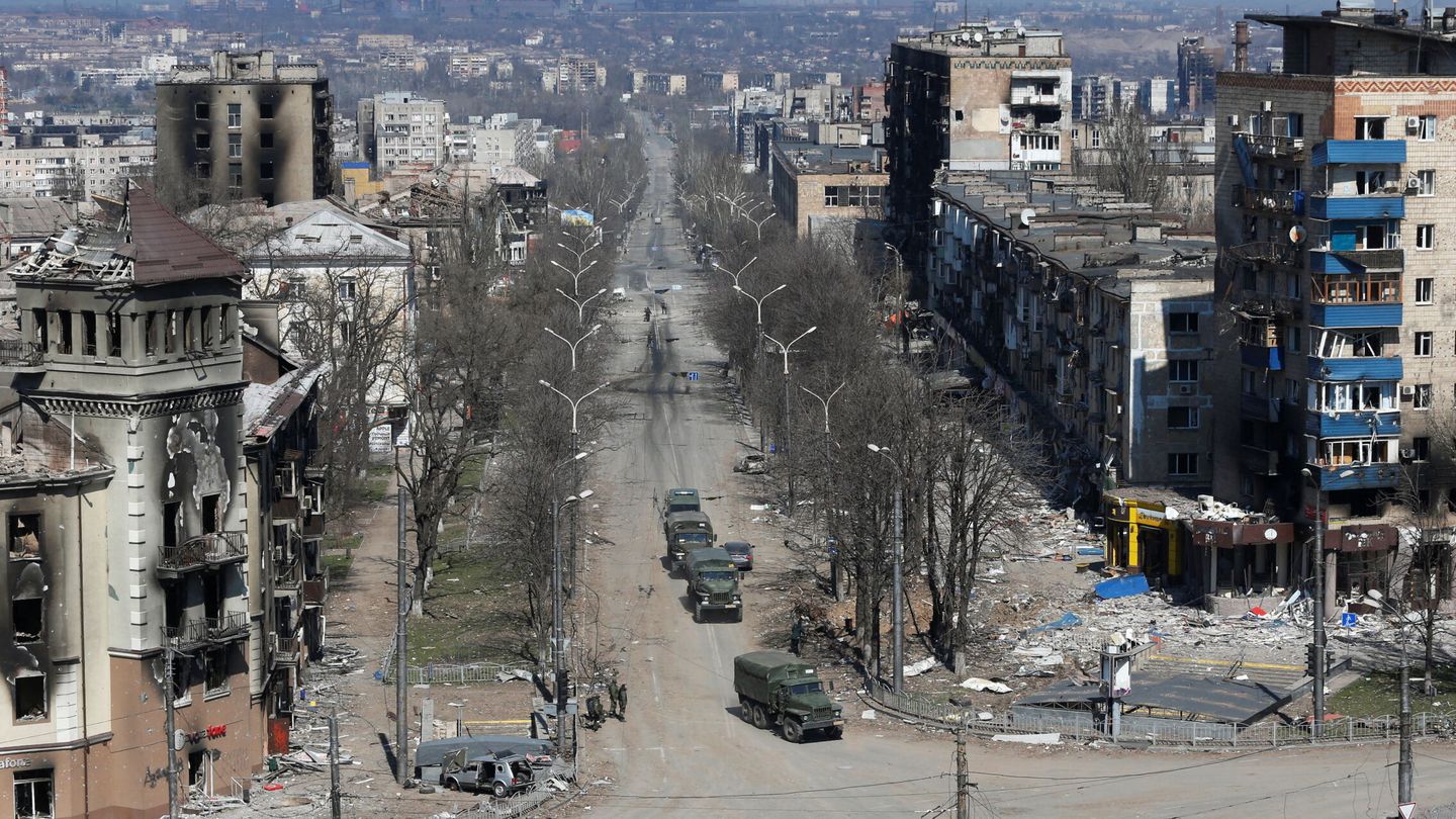 Vehículos militares en las calles de Mariúpol. (Reuters/Alexander Ermochenko)