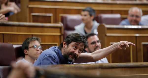 Foto: El diputado de Unidos Podemos, Rafael Mayoral, durante un pleno del Congreso de los Diputados. (EFE)