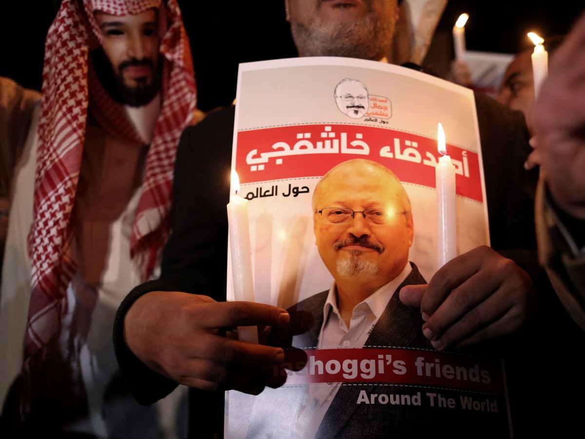 Foto: Un manifestante que sostiene una fotografía del periodista asesinado Jamal Khashoggi. (EFE)