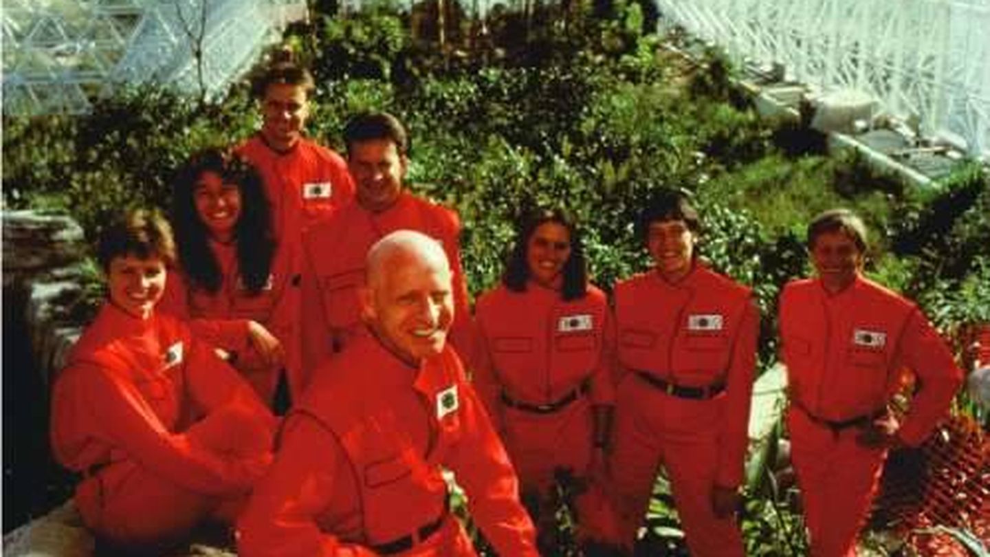 Roy L. Waldford, en primer plano, con el resto del equipo. Foto: 'Dreaming the Biosphere: The Theater of All Possibilities'
