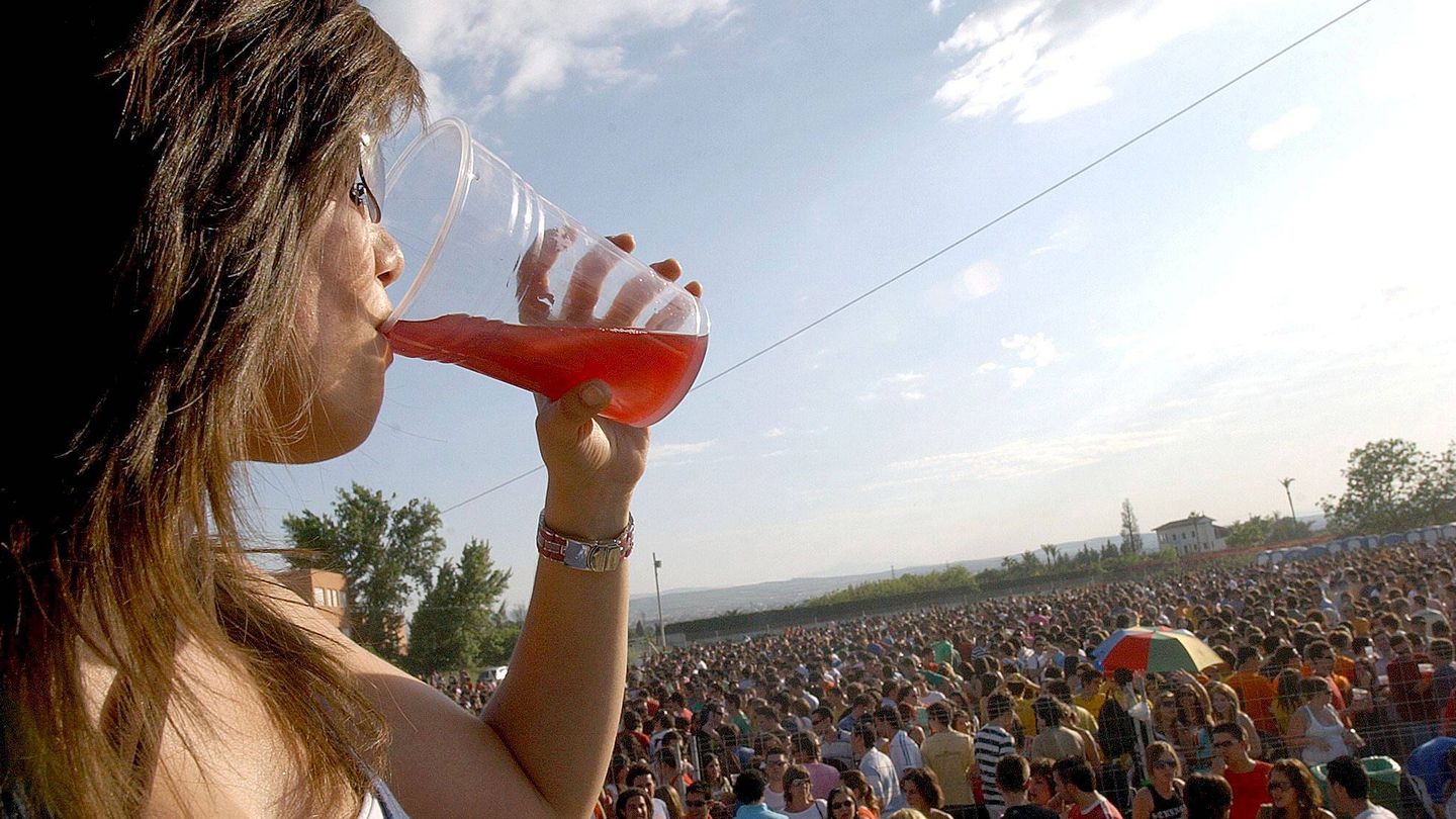 El alcohol es demasiado habitual entre los adolescentes (EFE/Archivo/Juan Ferreras)