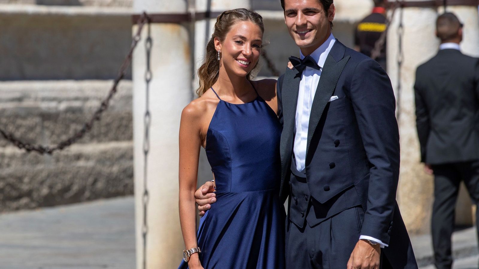 Foto: Alvaro Morata y Alice Campello en la boda de Sergio Ramos y Pilar Rubio. (EFE)