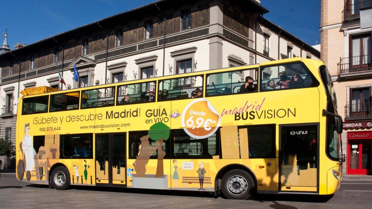 El autobús turístico de Jiménez Dorado, denominado 'el pirata amarillo' 