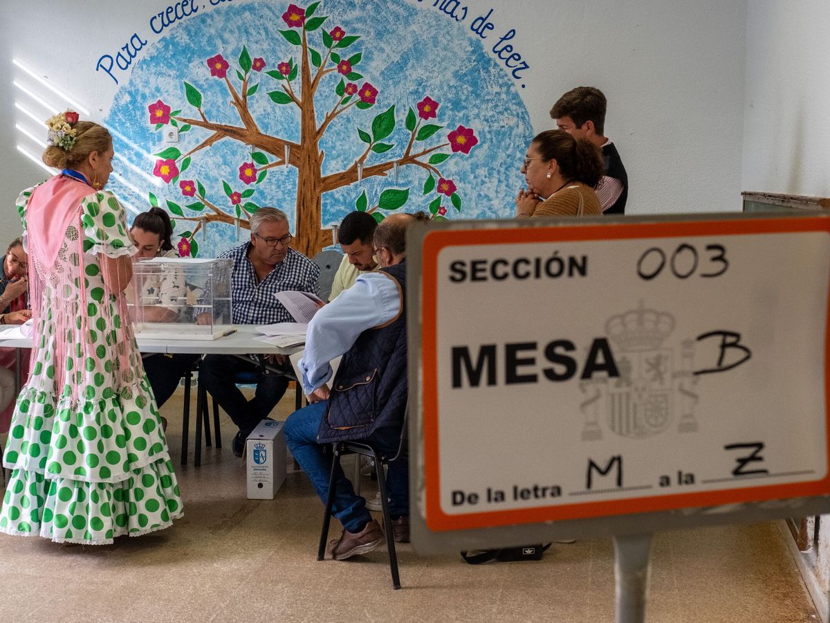 Foto: Una mujer ejerce su derecho al voto para las elecciones municipales del pasado 28 de mayo. (EFE/Julián Pérez)