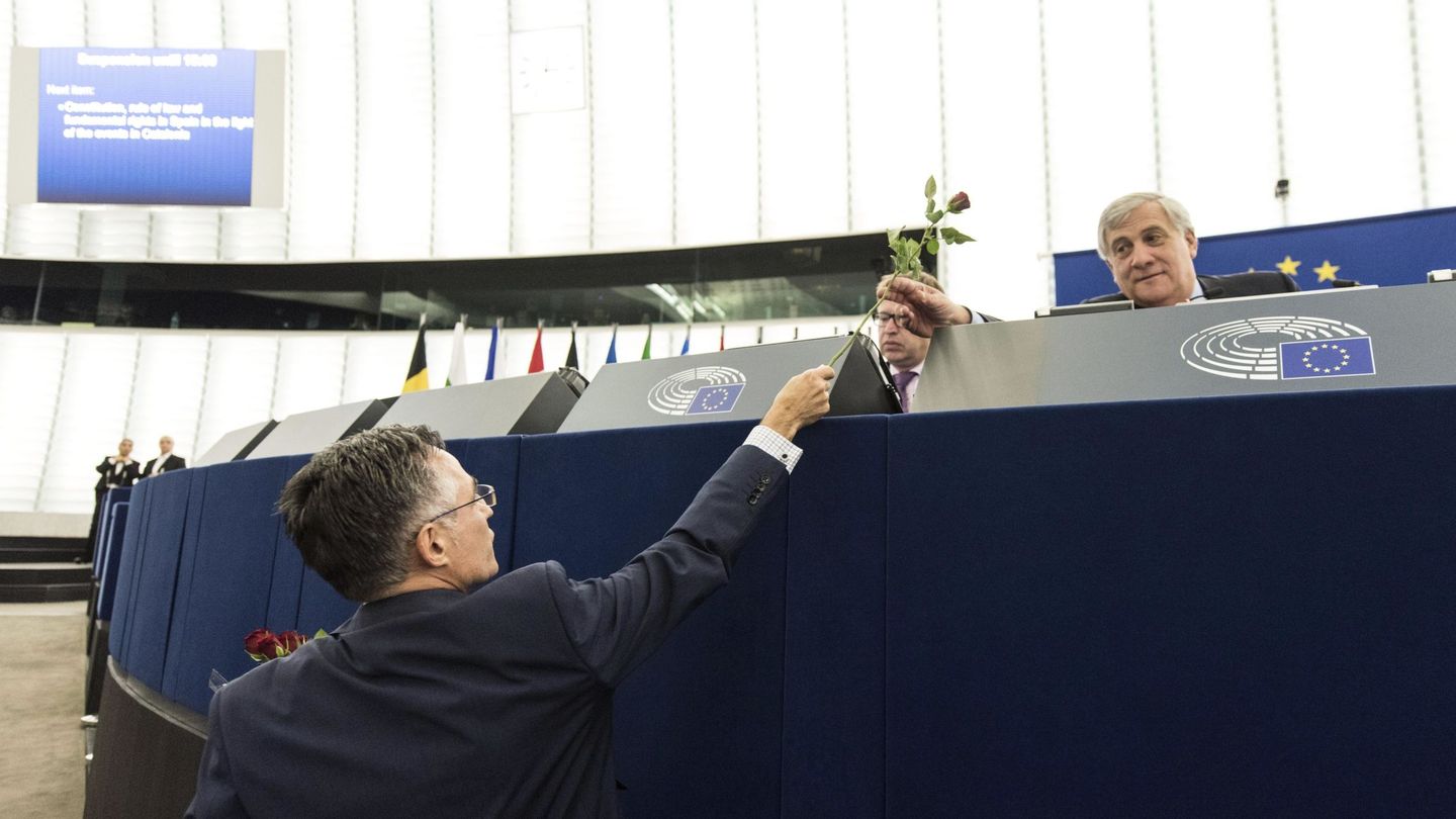 Ramón Tremosa entrega una rosa al presidente del Parlamento Europeo Antonio Tajani. (EFE)