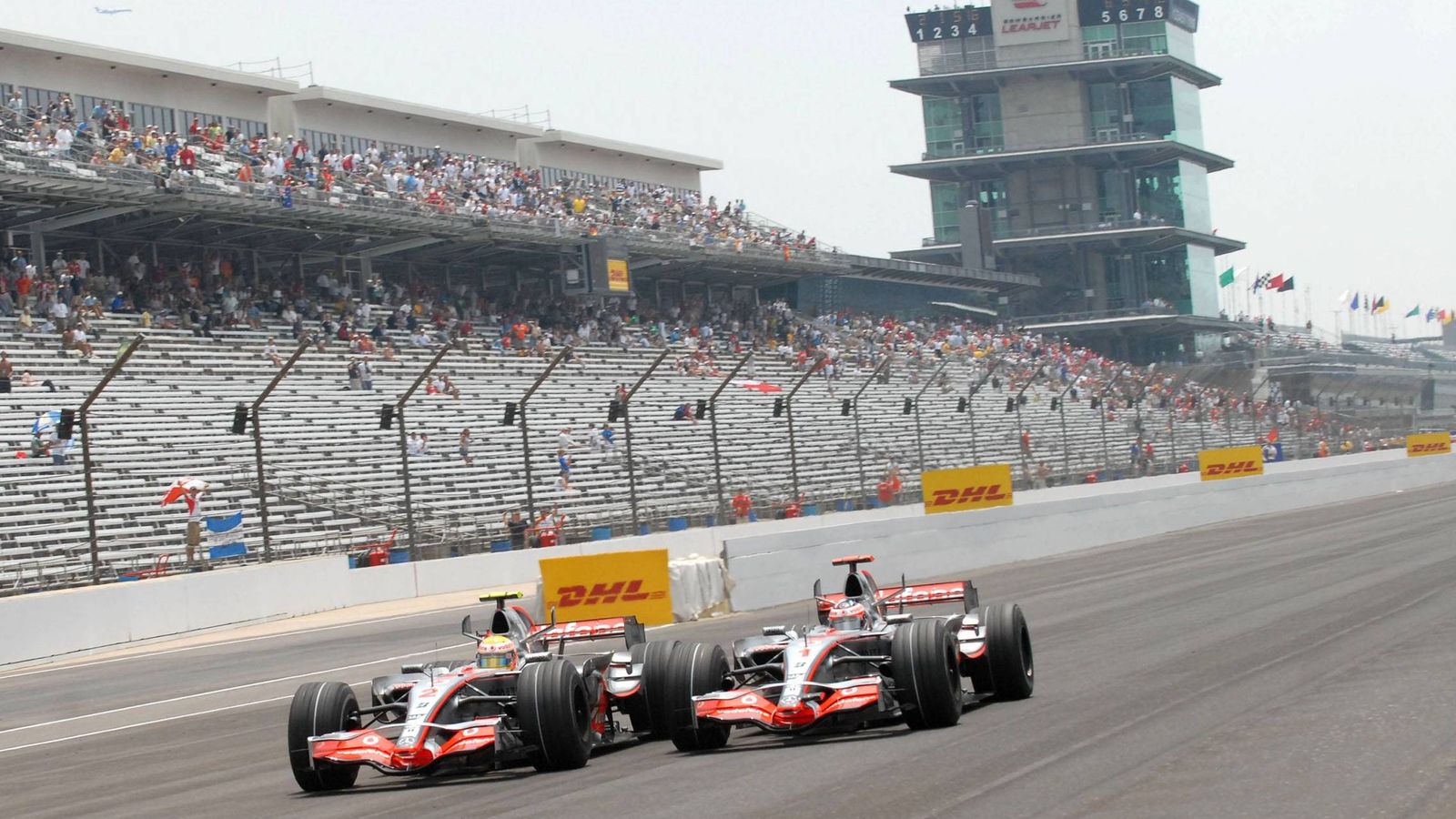 Foto: Hamilton y Alonso, en pleno duelo en la recta de Indianápolis.