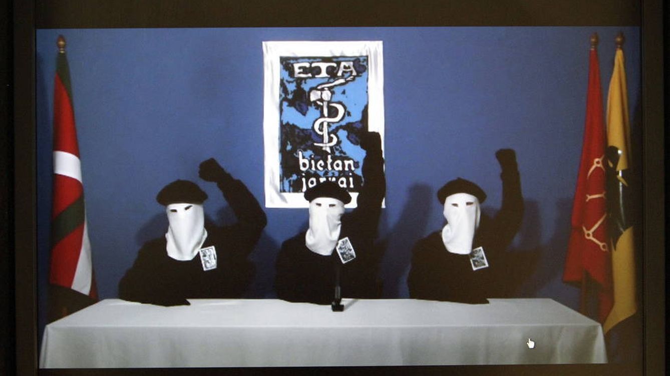 Miembros de la banda terrorista ETA declaran su último alto el fuego el 20 de octubre de 2011. (EFE)