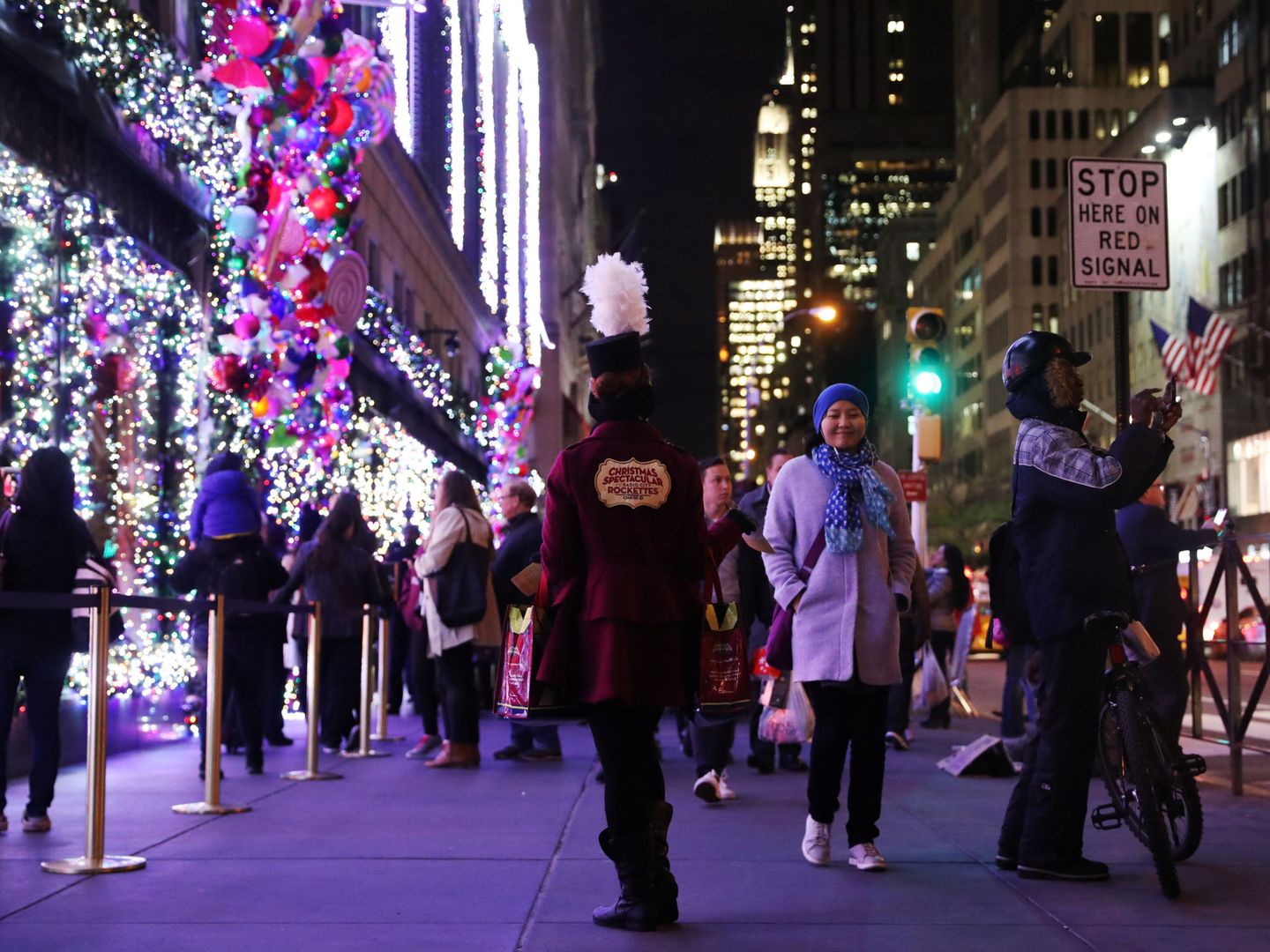 Gente paseando delante de los escaparates navideños en Saks, en la Quinta Avenida. (Reuters) 