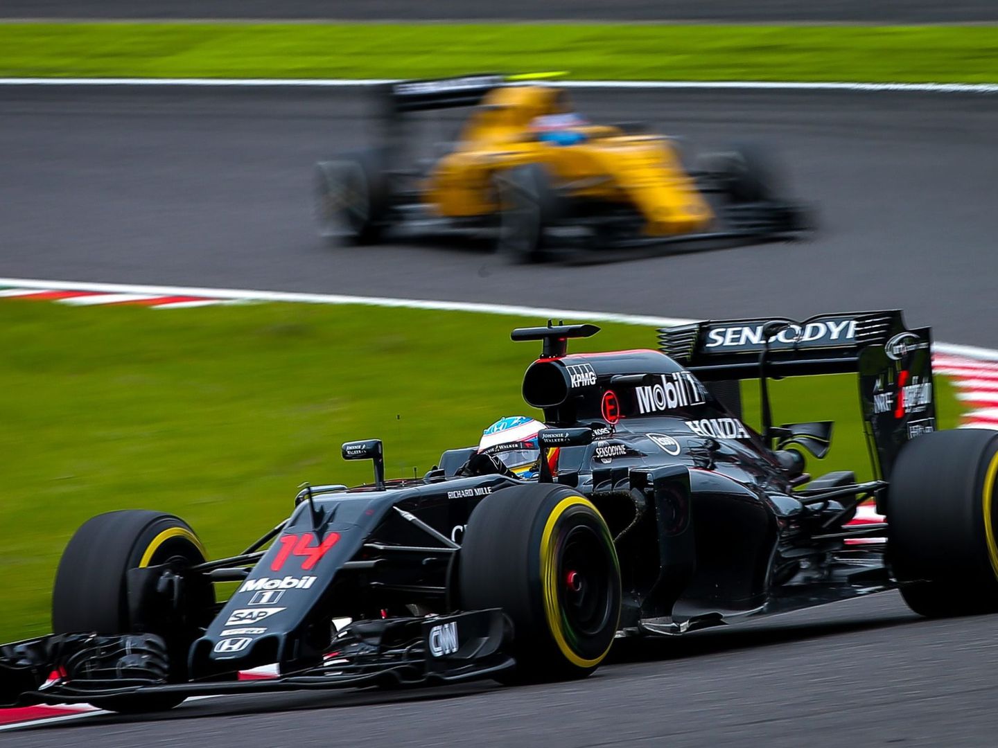 Alonso no ha pasado de la 14ª posición en  el GP de Japón con McLaren-Honda. (EFE)