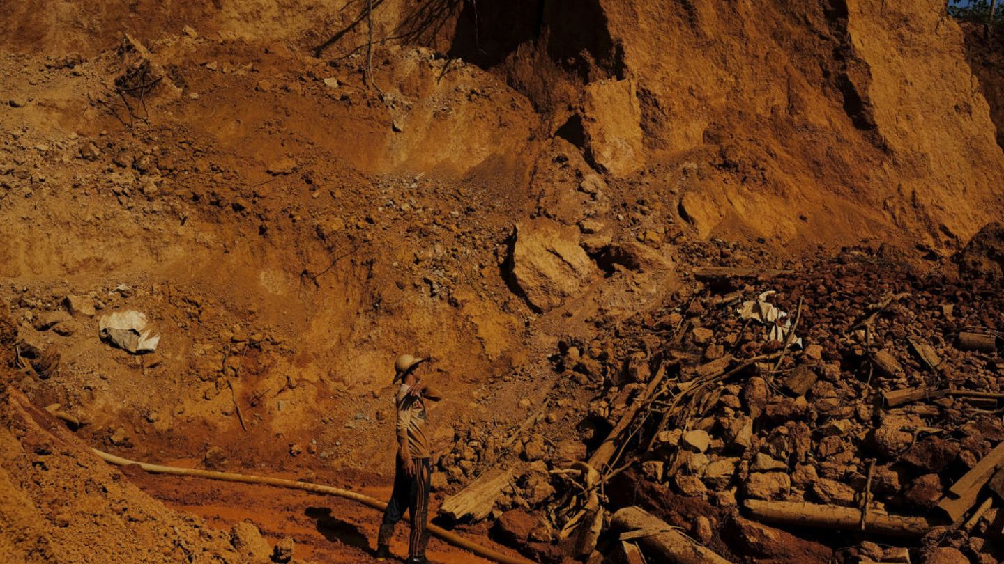 Un minero busca oro y niobio en una mina ilegal del Amazonas (Reuters)