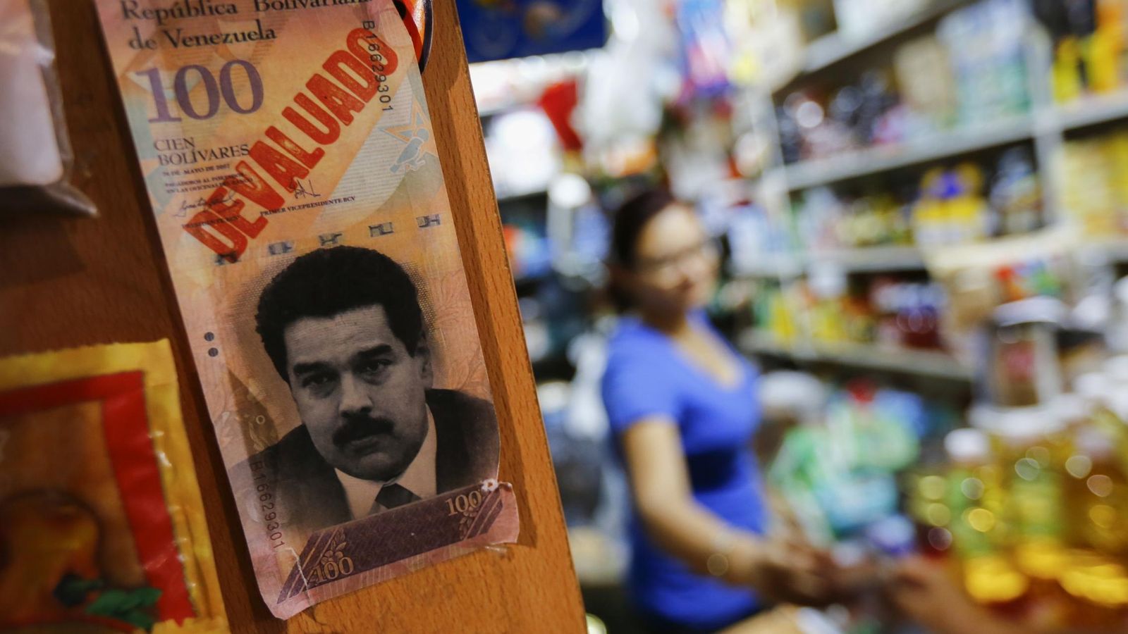Foto: Un billete con la cara del presidente Nicolás Maduro (Reuters).