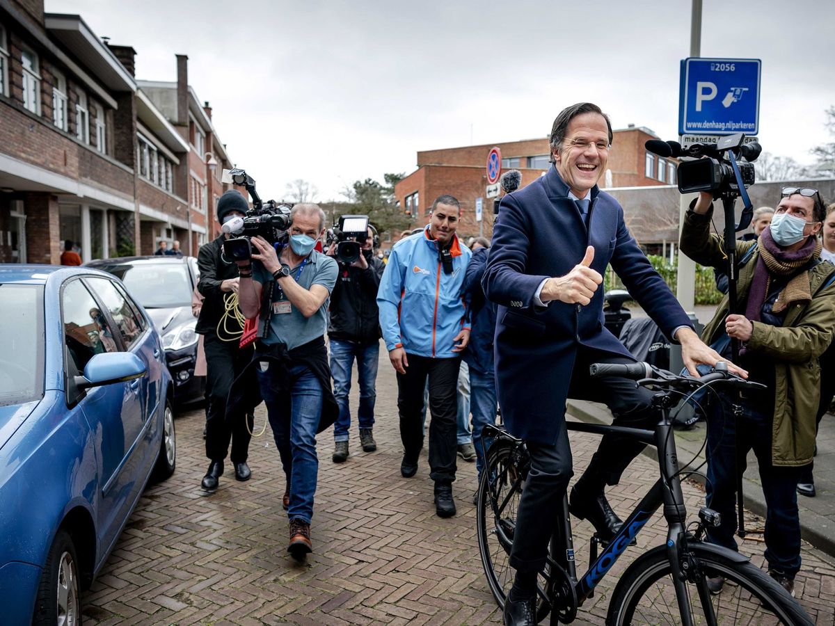 Foto: Rutte tras votar en La Haya. (EFE)