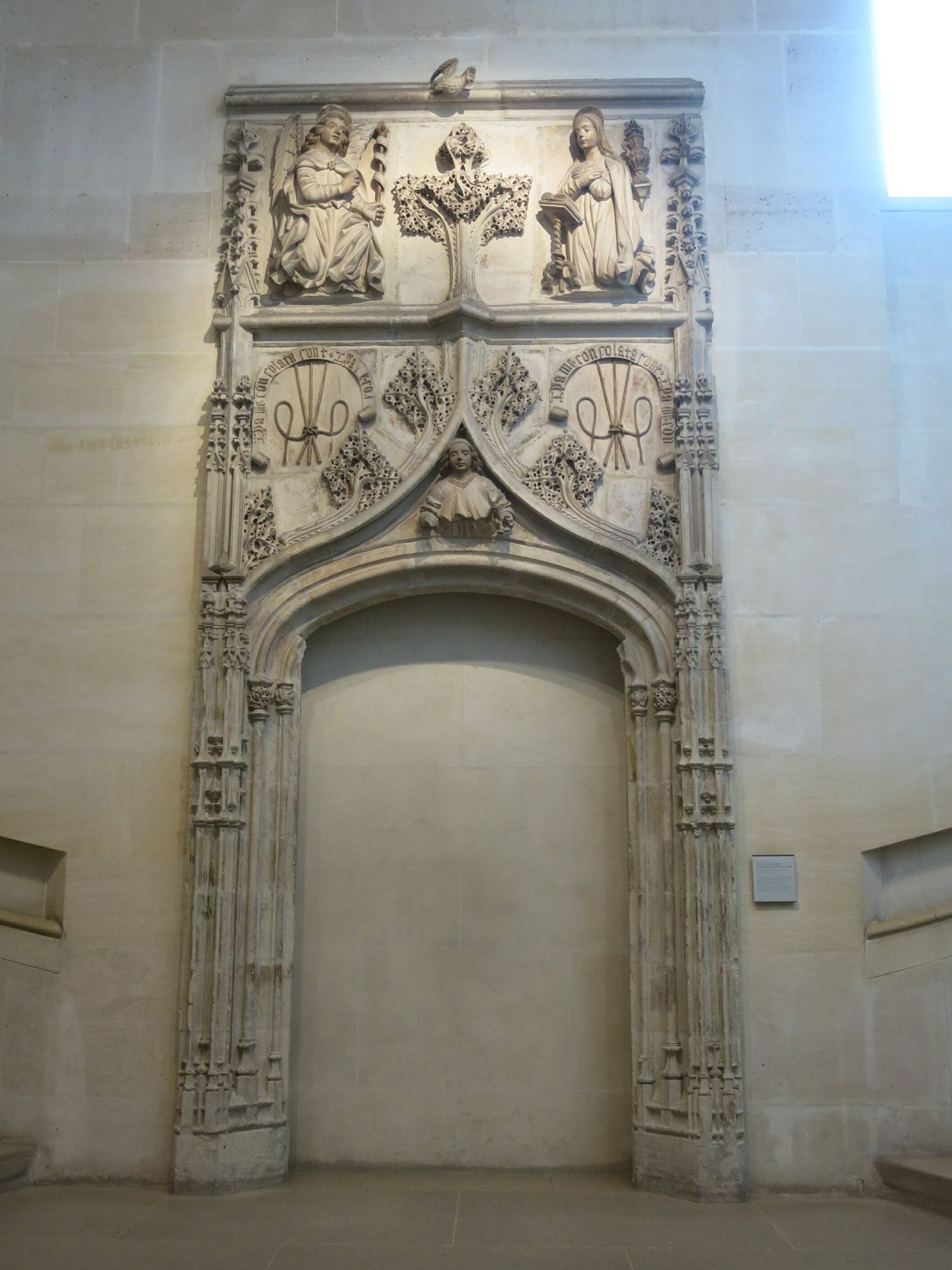 Puerta del Palacio Mossen Sorell de Valencia en el Louvre. (Wikipedia)