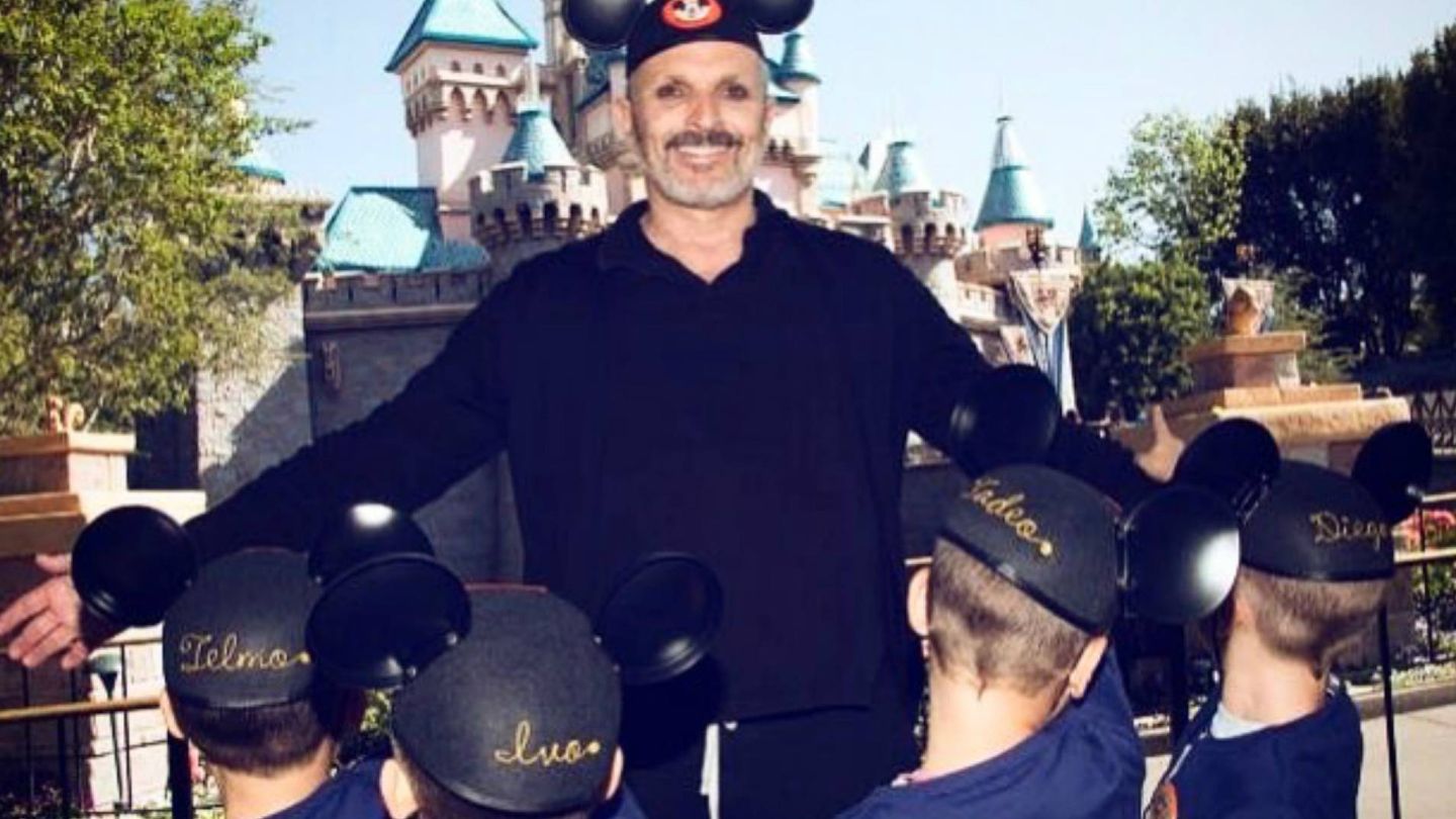 Miguel Bosé con sus hijos en Disneyland en 2017. (INSTAGRAM)