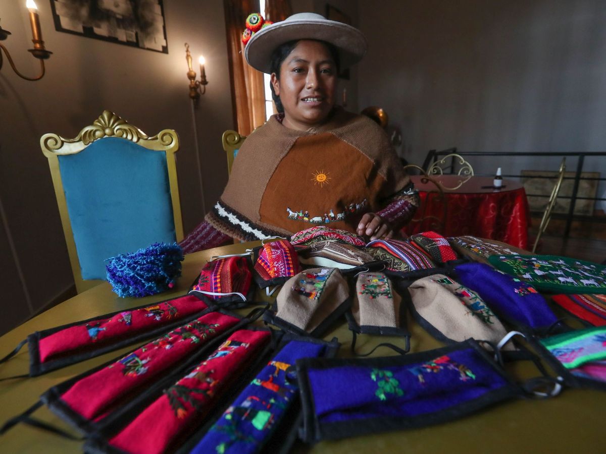 Foto: La indígena Ana Alicia Layme, de la comunidad Ayata, muestra tapabocas bordados en La Paz (EFE)