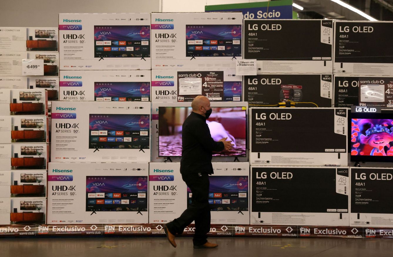 Un consumidor pasea junto a un 'stand' de televisores. (Reuters/Garrido)