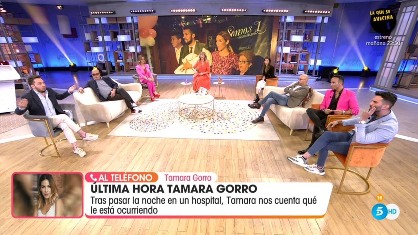 Emma García y sus colaboradores en 'Viva la vida'. (Mediaset España)